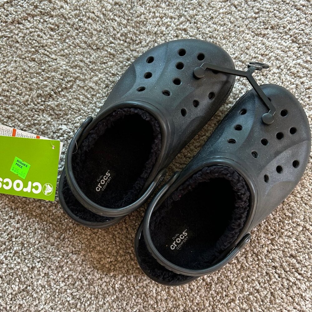CROCS - Fleece lined classic clogs. NEW. Size J3.